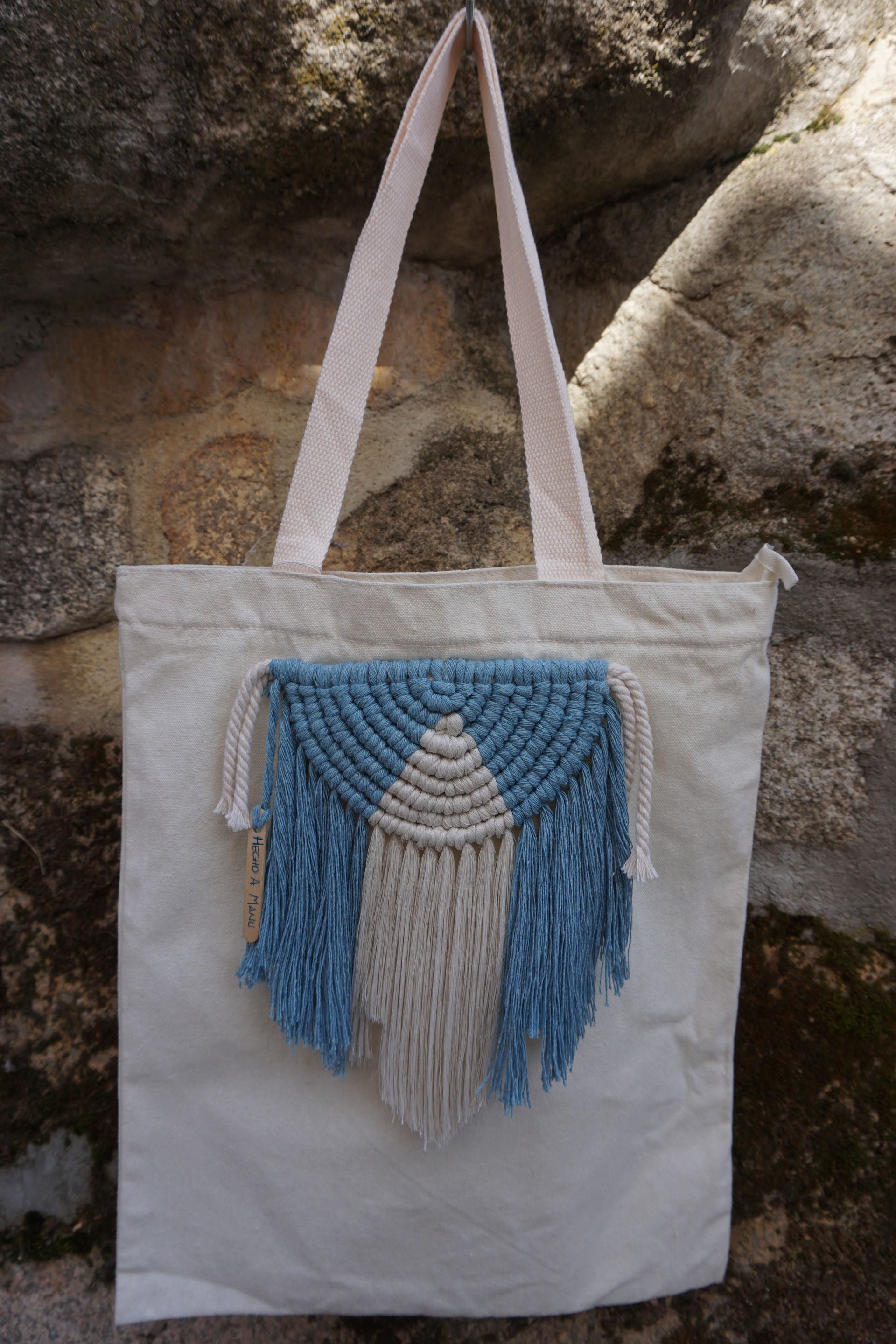 TOTE BAG COLOR NATURAL.  MACRAMÉ SEMICIRCULAR EN NATURAL/CELESTE