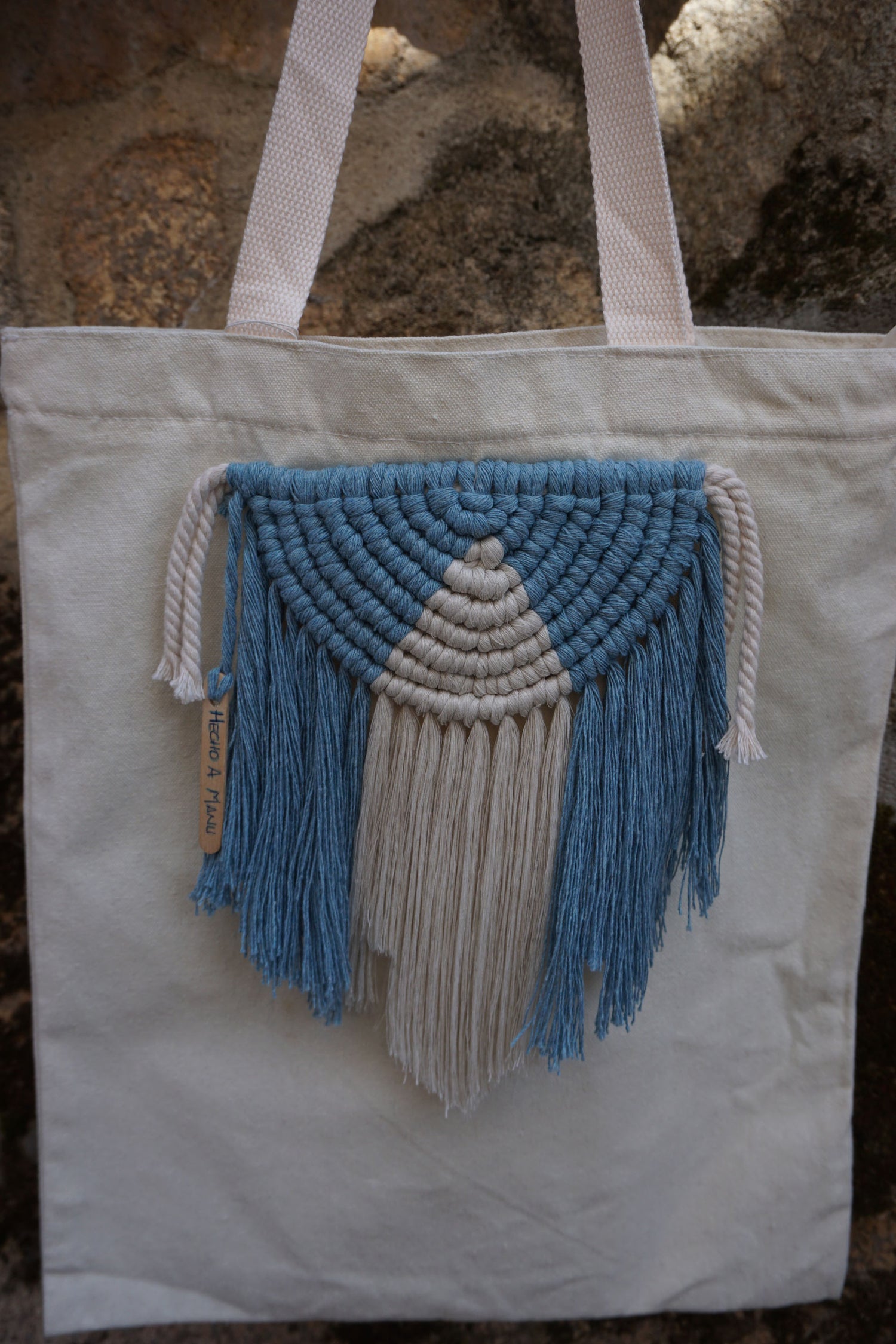 TOTE BAG COLOR NATURAL.  MACRAMÉ SEMICIRCULAR EN NATURAL/CELESTE